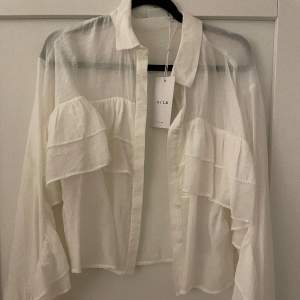 Säljer denna vita blusen från Vila💗 Aldrig använd 🥰
