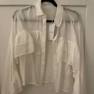 Säljer denna vita blusen från Vila💗 Aldrig använd 🥰