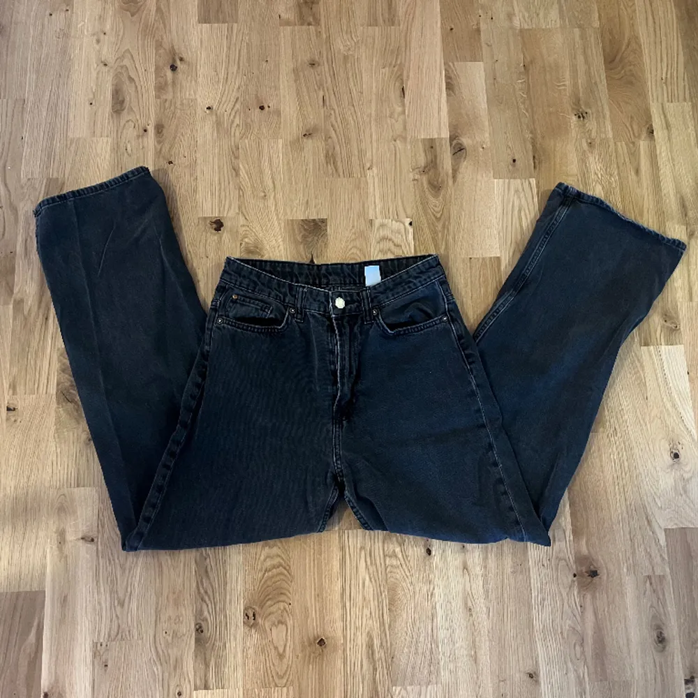 Svarta jeans som är lite ”washed” i färgen, vilket gör de mer åt de väldigt mörk gråa hållet. Väl använda men hela och fina! Storlek 36✨✨. Jeans & Byxor.