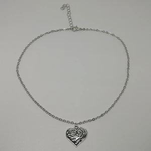 Halsband - hjärta - Halsband som är gjort/designat av mig. Det är nytt/oanvänt. Längd: Ca 39 cm + ca 6 extra länk