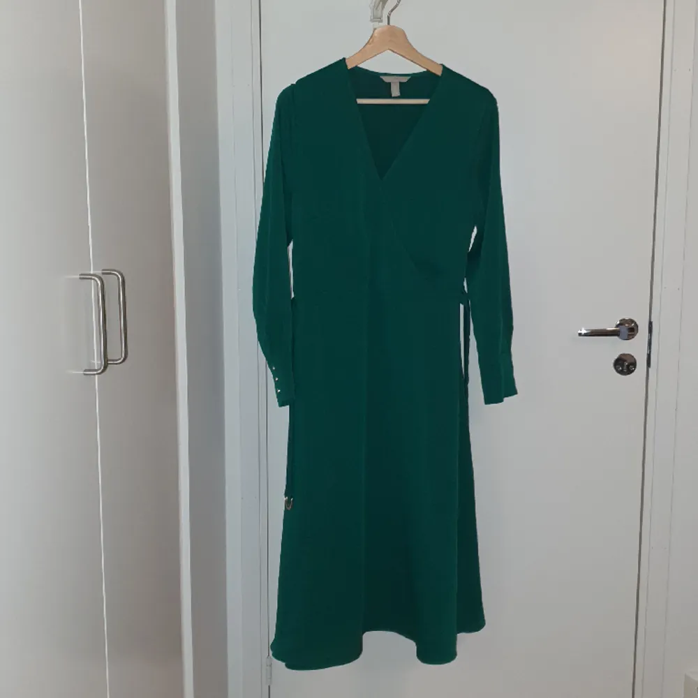 Used twice , no damage  green dress perfect for christmas. Klänningar.