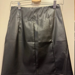 Läderkjol - Fejkläderkjol från shein, använd en gång men den är för stor på mig. Pris kan diskuteras!