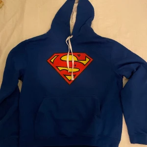 Superman hoodie - jättesnygg superman hoodie🙏🙏 trycket är lite sprucket men inga andra defekter