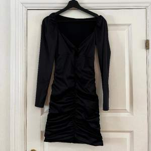 Svart fin klänning från GinaTricot i storlek  S, perfekt till nyår.