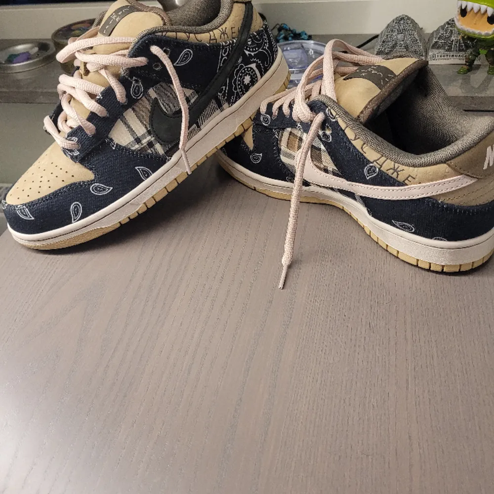 Nike SB dunk Travis scott Storlek 41 (7.5 i usa) Har tyvärr inte boxen Den är lite använd men ändå i bra skick Skriv om ni undrar något. . Skor.