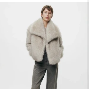 Pälsjacka Zara - Slutsåld pälsjacka ifrån Zara, prislappen kvar, i strl S, buda privat, start: 1 300kr 