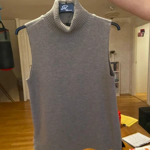 Grå tröja - Använd en gång. Ser helt ny ut.