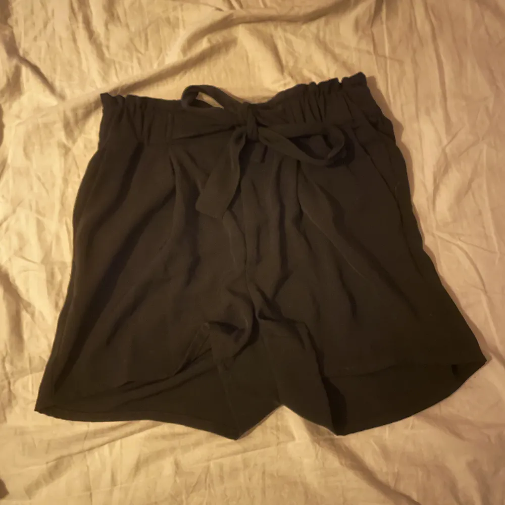 Svarta shorts med knyte i midjan från bikbok. Använda. Shorts.