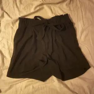 Svarta shorts med knyte i midjan från bikbok. Använda