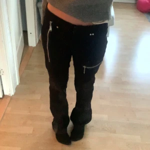 Jeans - Coola lågmidjade jeans med dragkedje-detaljer och raka ben. Passar mig som bär storlek 36 eller 38 i jeans, (sitter lite lösare bara).