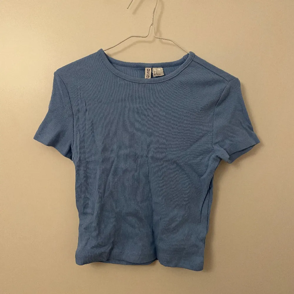 Blå t-shirt från H&M storlek M. T-shirts.