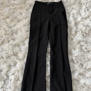 Svarta kostymbyxor  - Världens snyggaste kostymbyxor från Gina Tricot. Långmidjade med bootcut, säljer då jag tyvärr växt ur dem. Stl XXS, säljer även likadana fast i brunt🤍