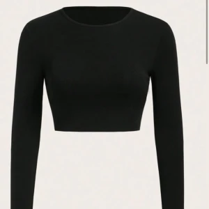 Långärmad tröja - Svart basic croppad långärmad tröja. Storlek XS.🤍