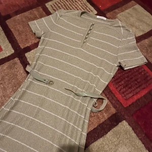 Klänning  - En fin klänning som inte kommer till användning, skriv om du har frågor eller vill diskutera priset 🤗