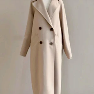 Klassisk kappa i italiensk stil, oanvänd.  - Klassisk kappa med foder.  Dubbelknäppt, skärp med 2 hällor i sidan.  Liten i storleken. Dvs denna är en liten M. Och en ledig S.  Aldrig använd. 