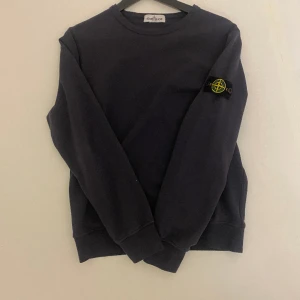 Stone island tröjor  - Jag säljer dessa två Stone island tröjor som är helt oanvända. Båda är är köpta på NK i Göteborg. 