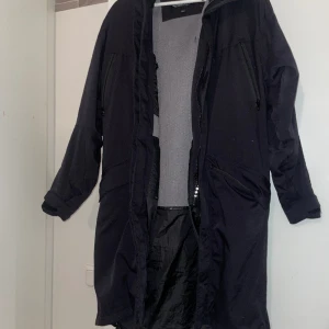 Lång jacka  - Är väl egentligen till skidåkning men passar när som, jättevarm och skön, nypris 1999kr, stor i storleken, all weather coat