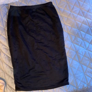 Långkjol  - En lång tunn kjol med resår i midjan, något tight. Aldrig använd bara testad.