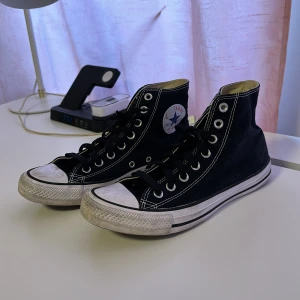 Svarta converse - Lite defekta på runda loggan (ses på bilden). Där av priset 🥰