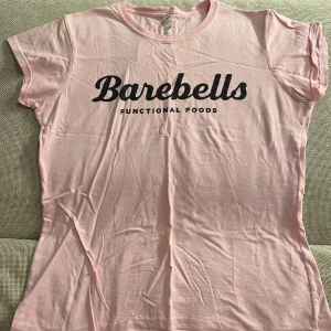 Barbells tröja - Tröja från barbells som jag fick av en kompis som hade samarbete med dom! Aldrig använd då jag inte vetat vad jag ska ha den till för kläder! Storlek L men är mer lik en M