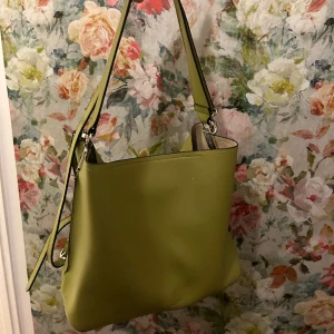 Väska - Super snygg handväska från en engelsk märke, lagom storlek, får plats med mindre dator som tex MacBook Pro.  långt band men även kort, brett band. Lite smuts märken (se sista bilden) men de går säkert att få bort på nått sätt 🥰