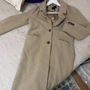 Beige kappa - Helt oanvänt kappa i storlek xxs men passar även xs. Har köpt den från zalando för 1600kr. Säljer den på grund av fel storlek. Skriv gärna för fler bilder💕