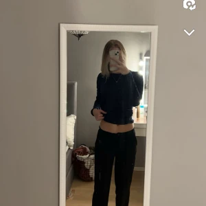 Lågmidjade kostymbyxor  - Svarta Lågmidjade kostymbyxor från lager 157. Säljer då dem lite för stor för mig. 