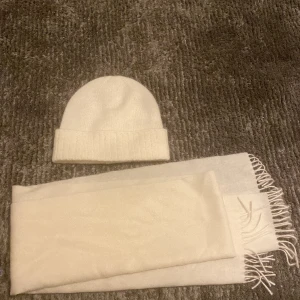 100% cashmere set.  - Ett 100% cashmere set från uniclo i krämvitt. Gav till min mamma i födelsedagspresent men den kom aldrig till användo. Nypris för båda är 1990. Perfekt för den kalla vintern:) går att köpa enkilt