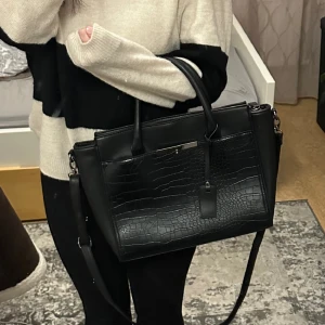 väska  - (spegel smutsig inte väskan!!) super fin, aldrig använd! långa bandet är avtagbart. rymlig och stor med innerfickor:)