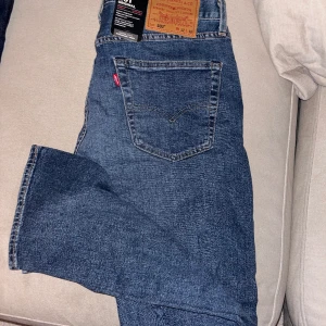 Oanvända Levis jeans med lappar kvar  - Levis 501 för män. Nya med lapparna kvar. Storlek W32 L32
