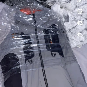 SAILRACING PULL DOWN - Hej nu säljer jag min sailracing jacka eftersom jag ska köpa ny. jackan har ett brännmärke på armen precis hämtat från kemtvätt så den är helt ren som ni ser på bilden. Nypris 10,000kr Priset kan  diskuteras vid snabba affärer