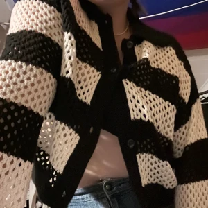 Stickad kofta - Randig