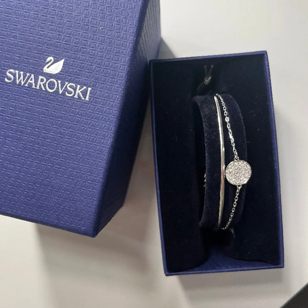 Säljer detta fina armband från Swarovski, aldrig använt!✨ Armbandet är i äkta silver och både delarna sitter ihop med varandra. Nypris 1,150kr Kontakta mig vid fler bilder/ frågor!. Accessoarer.