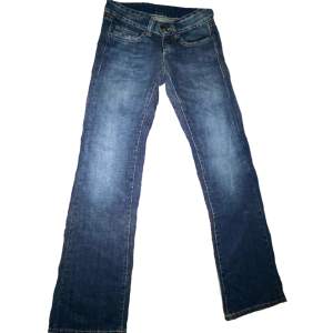 Super fina lågmidjade jeans som är utsvängda❤️  Storlek: 25/32 