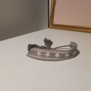 Armband - Grå armband med stjärnor. Jätte fin. Den är ävrn skesterbqr💞