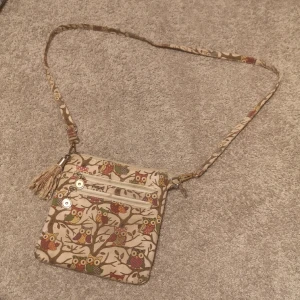 Handväska - En supersöt handväska med ugglor på. Har flera olika fack. Remmarna går att ta bort. Väskan är flitigt använd, har en liten fläck (skriv för bild) :)) 