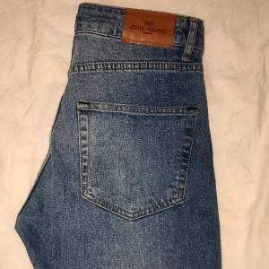 Helt nya jeans från John Henric! Aldrig använda, endast testade. Nypris: 900kr. Storlek 29/32.