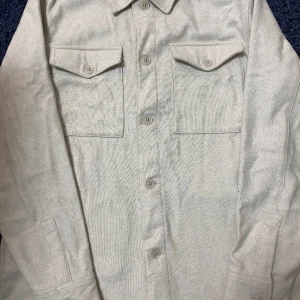 Overshirt - Overshirt i storlek M. Nyskick ej använd