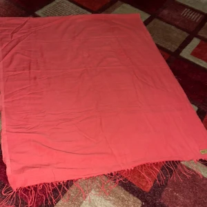 Halsduk/sjal - En jättefin och mysig sjal/halsduk i väldigt bra skick 