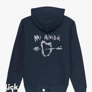 Säljer min fina mi Amor hoodie köpt på zarlando! Hoodien är köpt i januari men precis som ny💞