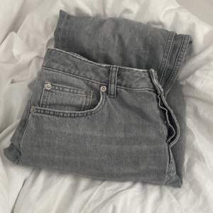 Ett par gråa icon jeans från lager 157 är super fina men tyvär förstora för mig och den är i storlek m ganska använda men är inga skador en problem med dem. Går att pruta💕