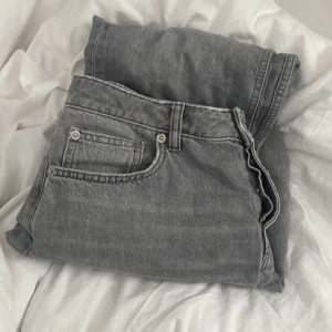 Jeans  - Ett par gråa icon jeans från lager 157 är super fina men tyvär förstora för mig och den är i storlek m ganska använda men är inga skador en problem med dem. Går att pruta💕
