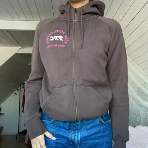 Y2K peak zip hoodie - Varm och mysig huvtröja från peak performance, fint använt skick! Skriv för fler bilder💕💕