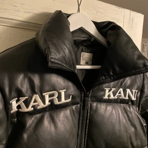 Retro karl kani pufferjacket  - Retro karl kani vinterjacka. Iprincip nyskick, supervarm!! Strl xxs för herr men passar mig som tjej me vanligtvis s/m, samt kille som har mellan xxs-m. Ärmlängd: 63cm Axel-axel: 47cm Axel-ned: ca 67cm Nypris: 1949kr