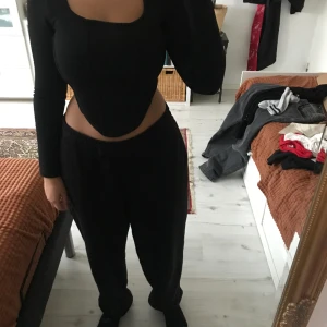 Svart tröja  - Väldigt bra skick har aldrig använt den 