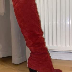 Vinröda boots med klack helt nya storlek 38.