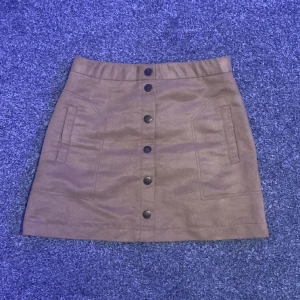 Beige kjol - Säljer denna kjol ifrån HM. Den är i bra skick då den knappast har använts! Skriv privat för flera frågor,bilder!💕