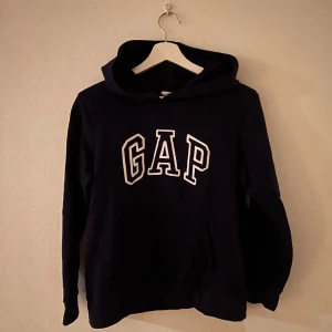 Gap hoodie - En mörkblå gaphoodie, knappt använd pga att den va förliten😩 står M i men sitter som en xs