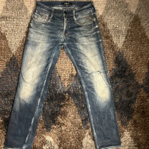 Replay Jeans - Snygga jeans från Replay i modellen anbass! 👖 Skick 9/10, finns inga täcken på användning.  Benlängden är 96cm och midjan är 82-83cm. Hör av er vid frågor eller liknande!