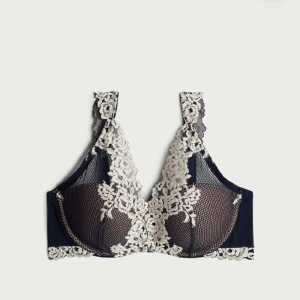 Balconette bh ”Giorgia” Intimissmi - Jättefin bh från Intimissimi med lite push up i. MARINBLÅ! Storlek 80B. Köpt för 500. Använd några gånger med fortfarande i fint skick😍 Skriv privat för fler bilder